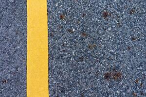 il pavimentata strada si interseca con il giallo strada linea. foto