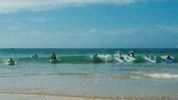gruppo di giovane surfers a carcavelos spiaggia vicino Lisbona, Portogallo durante un' estate giorno foto