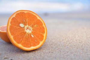 l'arancia è sullo sfondo della spiaggia vista mare, concetto di vacanza estiva holiday foto
