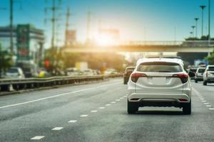 auto guida su strada e seggiolino auto di piccole dimensioni su strada utilizzato per spostamenti quotidiani foto