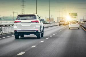 auto guida su strada e seggiolino auto di piccole dimensioni su strada utilizzato per spostamenti quotidiani foto