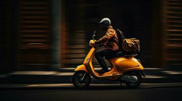 un' lavoratore equitazione un' ciclomotore con borse. foto