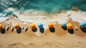 superiore Visualizza di il sabbioso spiaggia e il mare con sole lettini e sole ombrelli su vacanza nel il ricorrere. ai generato foto