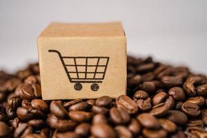 scatola con il simbolo del logo del carrello della spesa sui chicchi di caffè, import export shopping online o e-commerce servizio di consegna negozio spedizione del prodotto, commercio, concetto di fornitore. foto