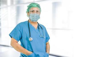 medico asiatico che indossa visiera e tuta in dpi nuovo normale per controllare il paziente proteggere la sicurezza infezione covid-19 focolaio di coronavirus nel reparto ospedaliero di quarantena. foto