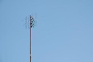 antenna tv contro il cielo con copia spazio foto