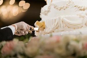 taglio torta matrimonio, coppia mano insieme, celebrazione foto