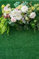 sfondo del matrimonio, decorazione floreale del matrimonio, muro di rose, sfondo colorato, rosa fresca, mazzo di fiori foto