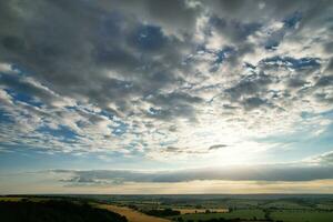 maggior parte bellissimo alto angolo Visualizza di drammatico cielo e nuvole al di sopra di Britannico campagna paesaggio durante tramonto foto