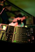 sound check per concerto, controllo mixer, tecnico musicale, backstage foto