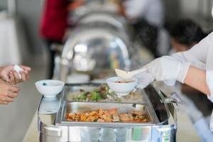 raccogliere il cibo, catering, ora di cena foto