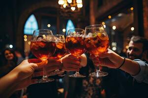 gruppo di amici tostatura con bicchieri di vino a bar o pub. vicino su di gruppo di persone tintinnante bicchieri con cocktail nel pub, ai generato foto