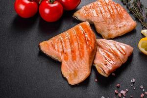 gustoso pesce rosso fresco salmerino al forno alla griglia