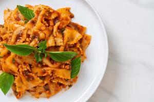 Farfalle con basilico e aglio in salsa di pomodoro - salsa italiana