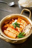Kimchi jjigae o zuppa di kimchi con tofu morbido o stufato di kimchi coreano