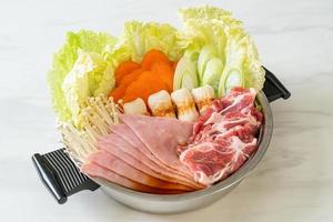 zuppa nera sukiyaki o shabu con carne cruda e verdure - stile alimentare giapponese foto