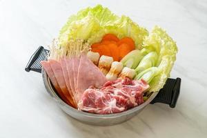 zuppa nera sukiyaki o shabu con carne cruda e verdure - stile alimentare giapponese foto