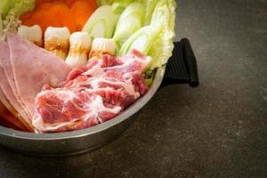 zuppa nera sukiyaki o shabu con carne cruda e verdure - stile alimentare giapponese foto