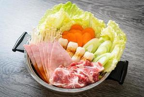 zuppa nera sukiyaki o shabu con carne cruda e verdure - stile alimentare giapponese foto