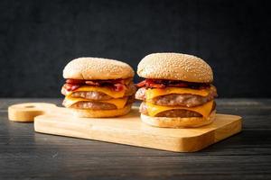 hamburger di maiale o hamburger di maiale con formaggio e pancetta foto