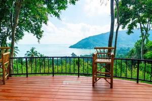 sedia vuota sul balcone con sfondo punto di vista mare oceano in thailandia foto