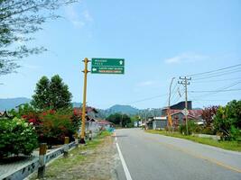 parigi Moutong, centrale sulawesi, Indonesia - 28 agosto 2023 - il atmosfera sembra silenzioso su il trans sulawesi strada, balinggi quartiere, parigi moutong reggenza, centrale sulawesi nel il pomeriggio foto