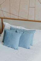 bella e confortevole decorazione del cuscino nell'interno della camera da letto