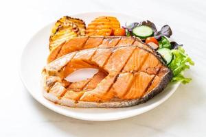 filetto di salmone alla doppia griglia con verdure foto