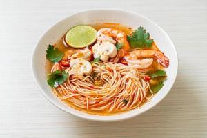 noodles con zuppa piccante e gamberi o tom yum kung - stile asiatico