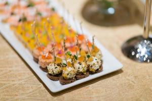 cibo a buffet, catering food party in un ristorante, mini tartine, snack e stuzzichini foto