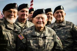 veterani nel uniforme salutando con orgoglio contro il fondale di iconico noi punti di riferimento su veterani giorno foto