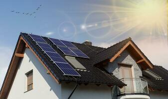 timpano tetto casa con solare pannelli foto
