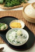 riso porridge con Sette erbe aromatiche o Nanakusa gayu foto