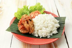 nasi ayam geprek su di legno tavolo foto