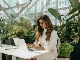 donna a partire dal Colombia Lavorando su un' il computer portatile nel un' vivace urbano ambientazione ai generativo foto