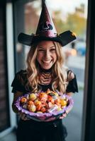 donna nel un' Halloween costume Tenere un' ciotola di caramella con malizioso sorriso ai generativo foto