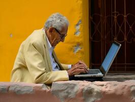 vecchio colombiano uomo Lavorando su un' il computer portatile nel un' vivace urbano ambientazione ai generativo foto