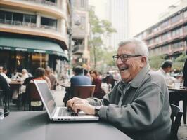 vecchio colombiano uomo Lavorando su un' il computer portatile nel un' vivace urbano ambientazione ai generativo foto