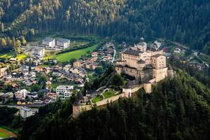 Il castello e la fortezza di Hohenwerfen sopra la valle del Salzach a Werfen in Austria foto