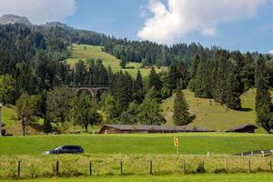 un pittoresco paesaggio alpino con un vecchio ponte ferroviario. Austria. foto