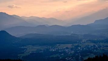 Vista serale dalla torre di osservazione Pyramidenkogel alle montagne,carinzia,austria foto