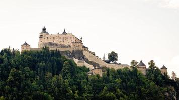 Il castello e la fortezza di Hohenwerfen sopra la valle del Salzach a Werfen in Austria foto