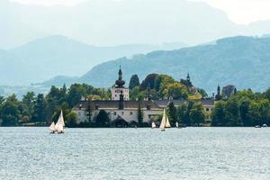 il castello di schloss ort nel lago traunsee, austria foto