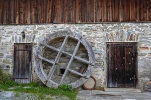 un frammento del muro in muratura dell'antico mulino. foto