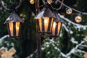 lanterne medievali con rami di abete al mercatino di natale. riga, lettonia foto