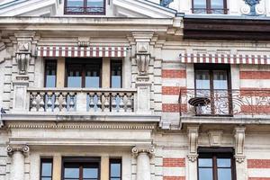facciata di un edificio storico in mattoni con balconi in metallo. Ginevra, Svizzera foto