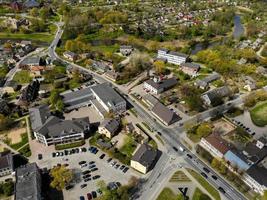 dobele city, edifici del centro città, strade e parchi in lettonia foto