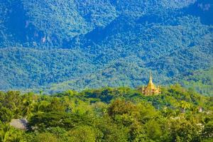 luang prabang laos panorama del paesaggio con il tempio di wat phol phao. foto