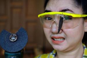 indossare occhiali protettivi ha salvato questa donna tecnica è occhio mentre lavora perché il disco di taglio del plug-in è rotto