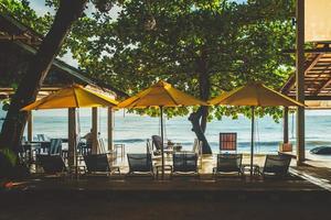 sedie a sdraio vuote con sfondo spiaggia mare sea foto